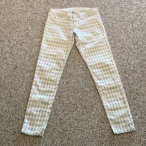 Francesca’s Gray & White Jean Like Patterned Pants. Size 27